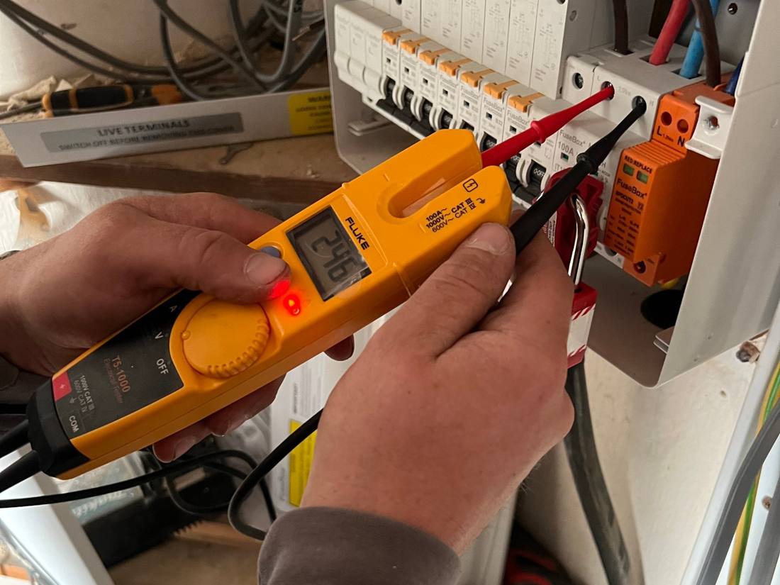Voltage testing at a consumer unit with surge protection